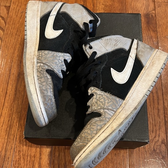 Used Jordan 1 mids 4.5Y black/grey/white/red - Picture 7 of 7